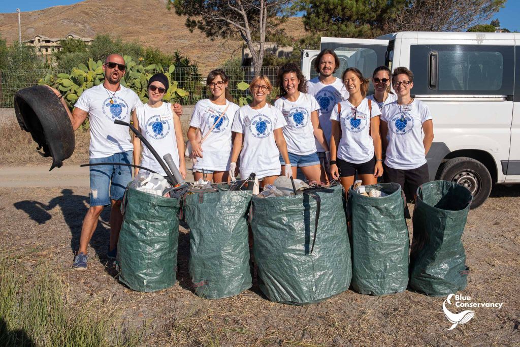 Un gruppo di volontari di Blue Conservancy dopo una mattina di beach cleaning.