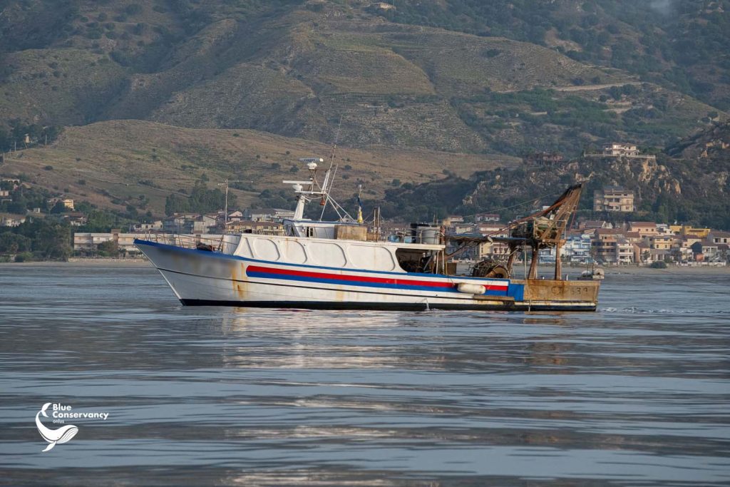 Peschereccio che sta effettuando una battuta di pesca a strascico in prossimità della costa Jonica Reggina, al di sotto dei limiti di legge consentiti. Foto scattata da Blue Conservancy nell'ambito del progetto MABB