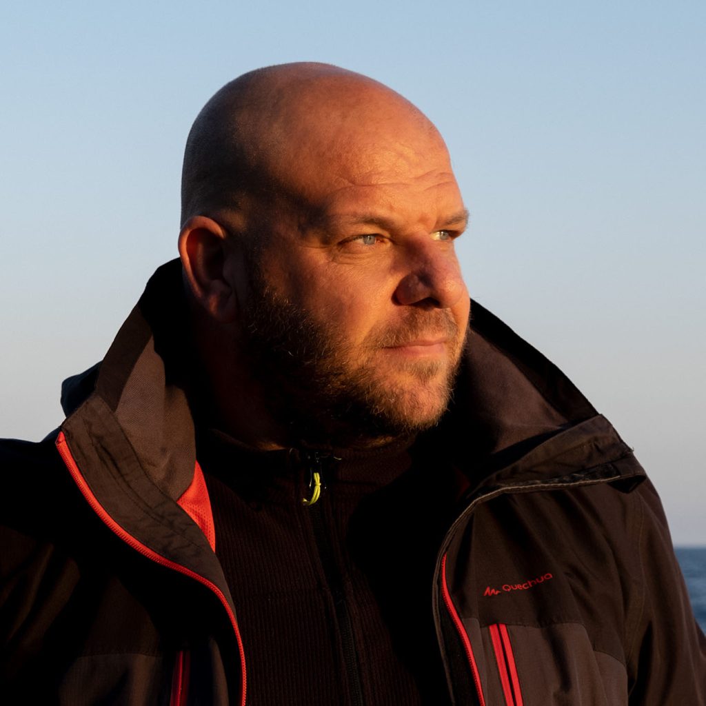 Filippo Armonio, attualmente Presidente di Blue Conservancy Ets, da oltre vent'anni si occupa della salvaguardia delle tartarughe marine in Calabria, come volontario. Fotografo di professione con una grande passione per l'ambiente e gli oceani, si batte ogni giorno per difendere il mare dalle attività umane.