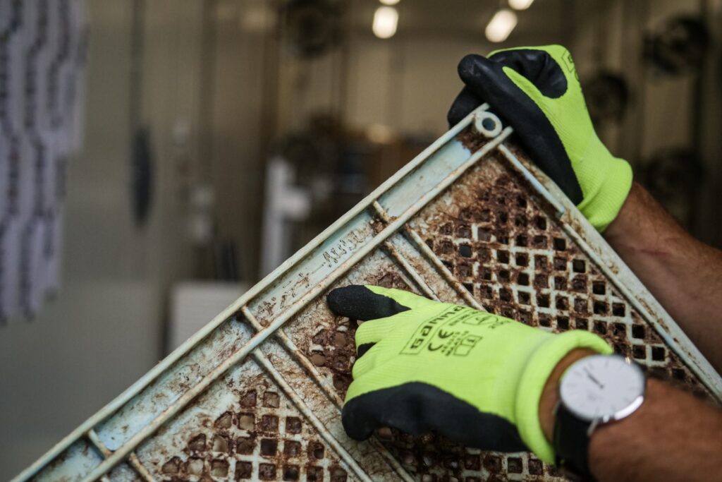 La pesca industriale è il principale responsabile della plastica nel Pacifico. Una cassetta di plastica proveniente dal Giappone.