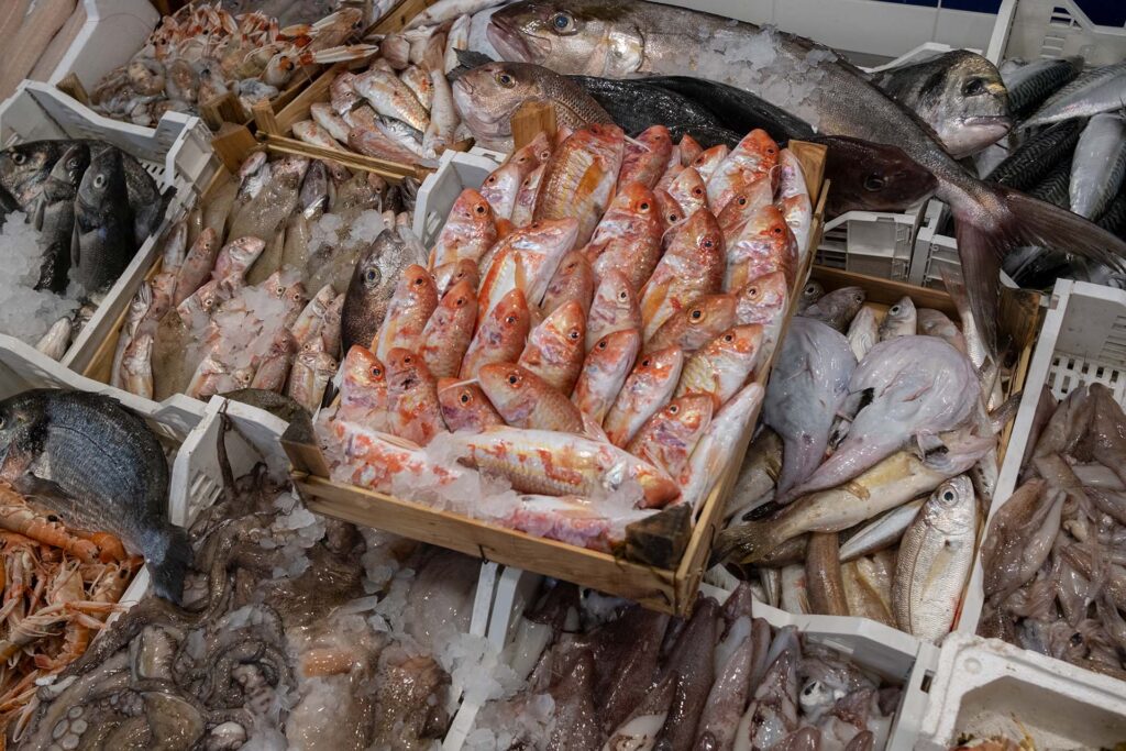 Il banco di una pescheria nel Sud Italia